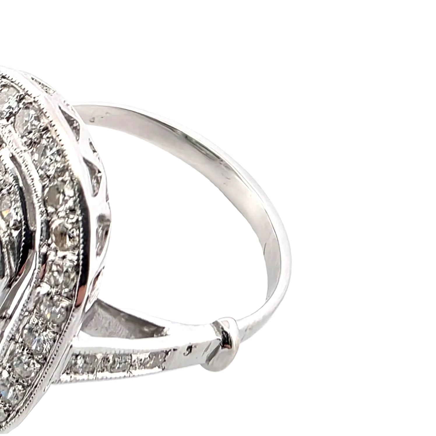 Bague Entourage en or blanc, émeraude et diamants