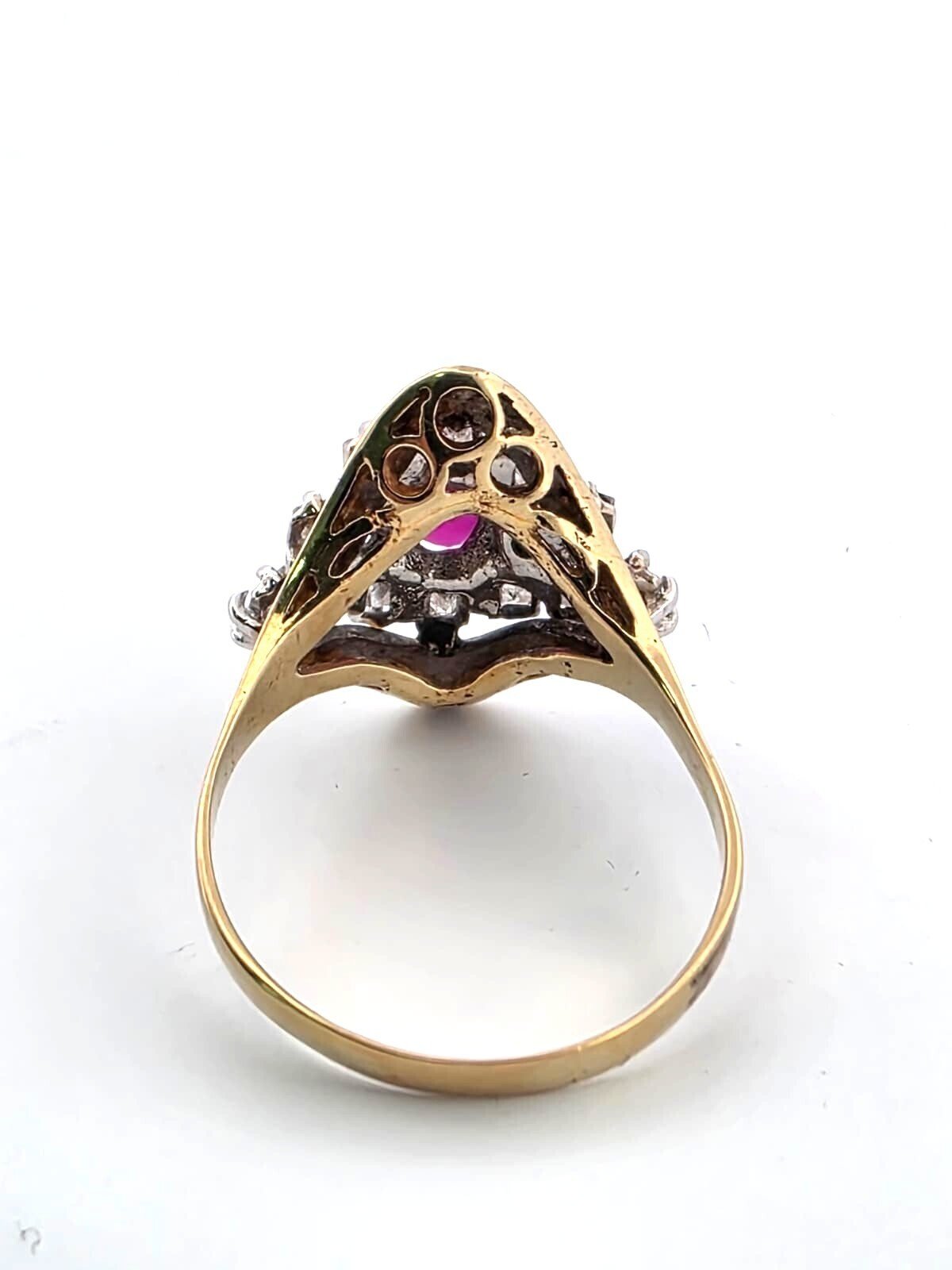 Anello in oro giallo 18 kt con rubino centrale e diamanti a contorno
