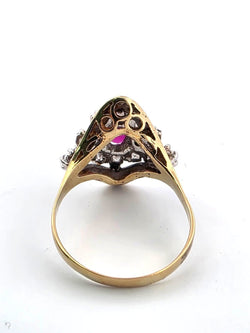 Anello in oro giallo 18 kt con rubino centrale e diamanti a contorno