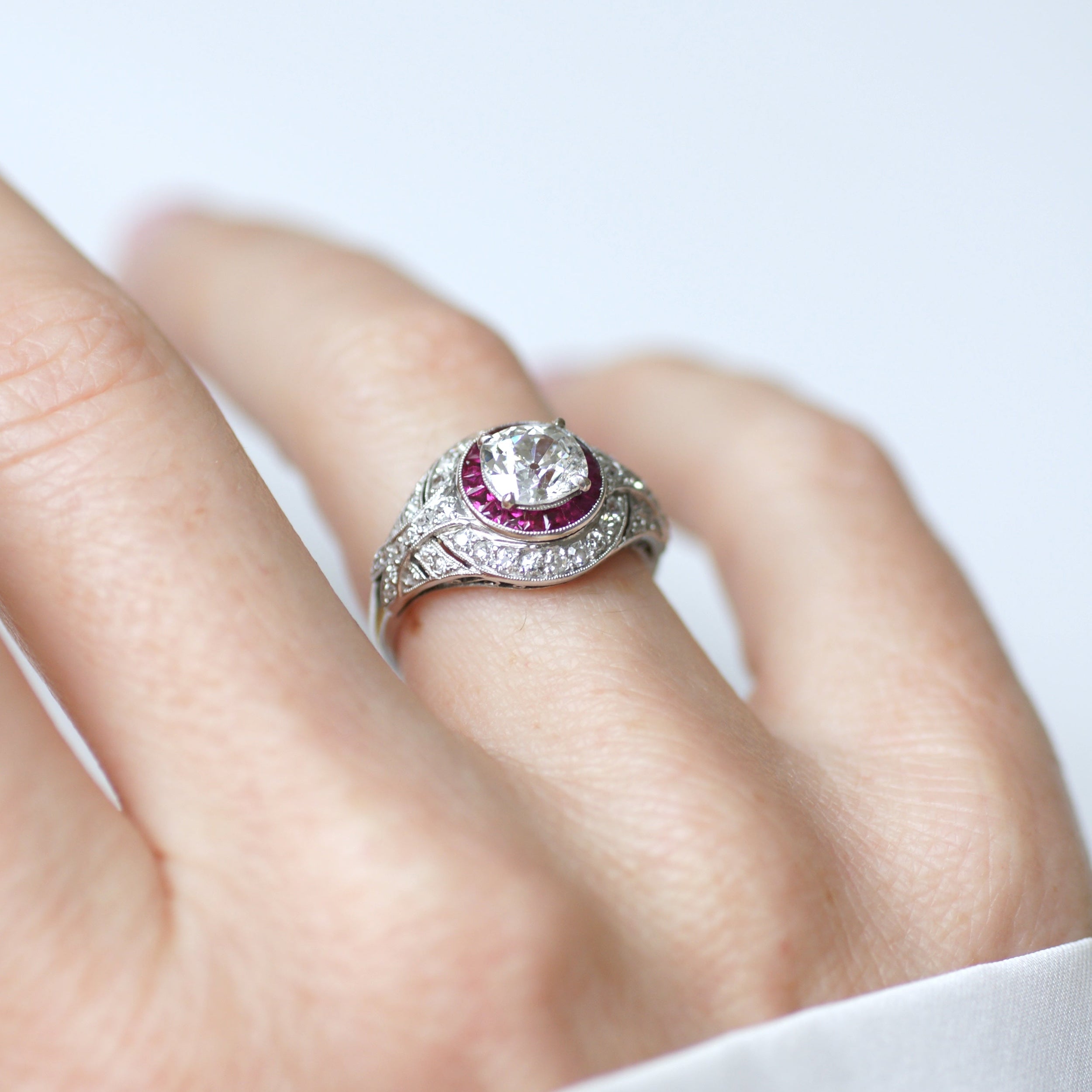 Bague Dôme en platine, rubis et diamants