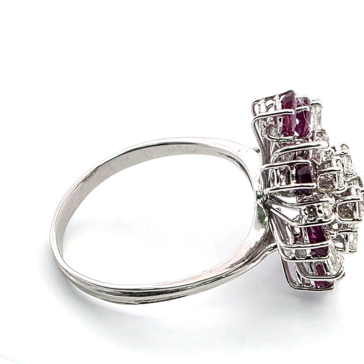 Bague Marguerite en or blanc, rubis et diamants