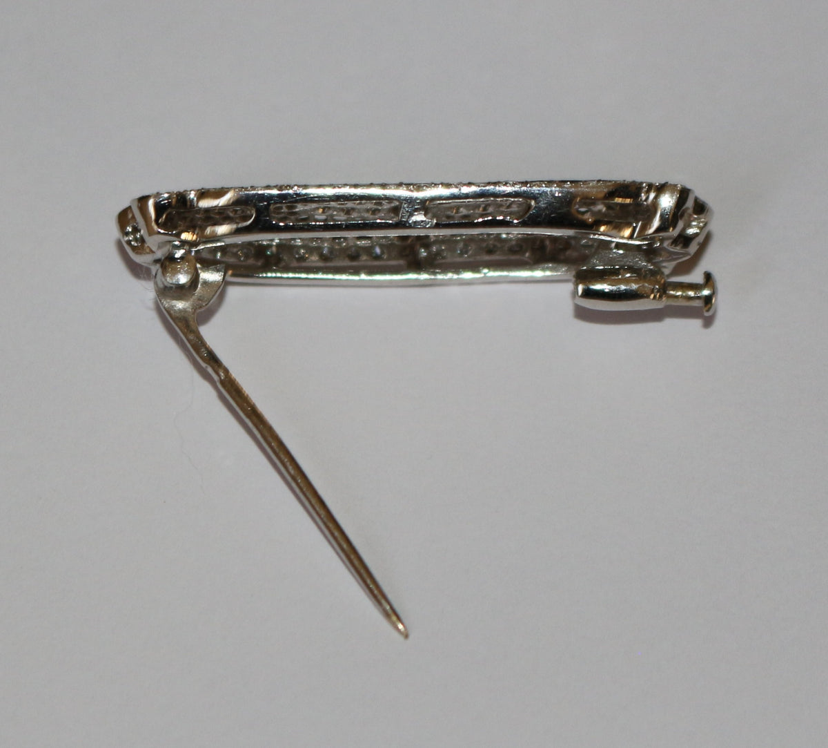 Broche-barrette de style Art Déco en or blanc et diamants