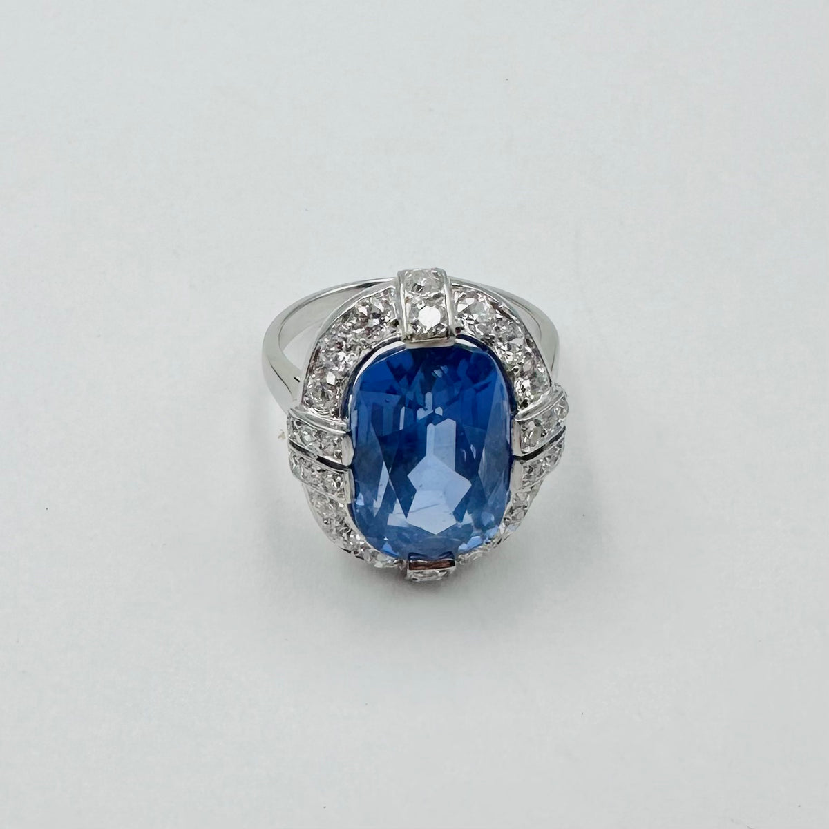 Bague Entourage en platine, saphir et diamants