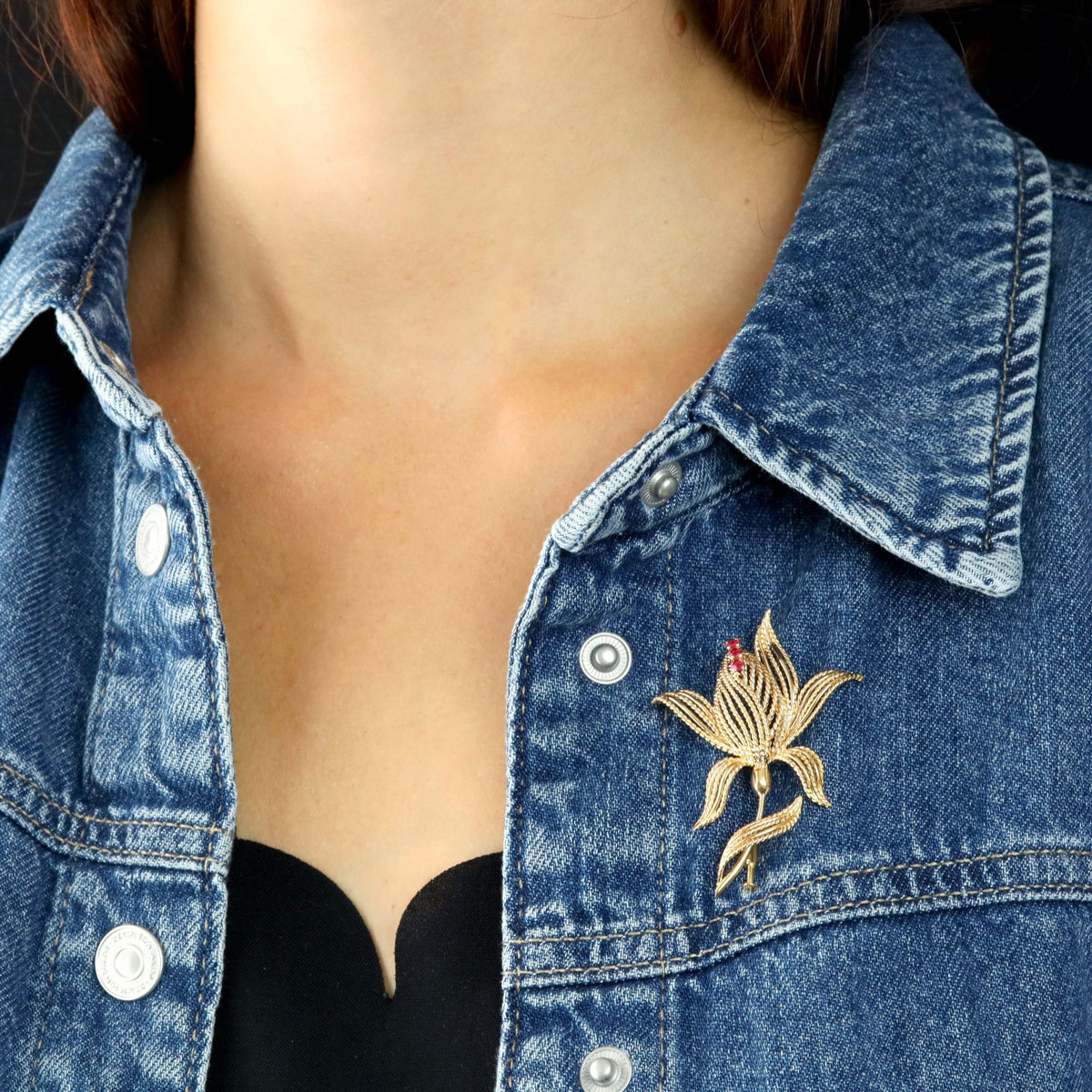 Broche Épingle en or jaune et rubis