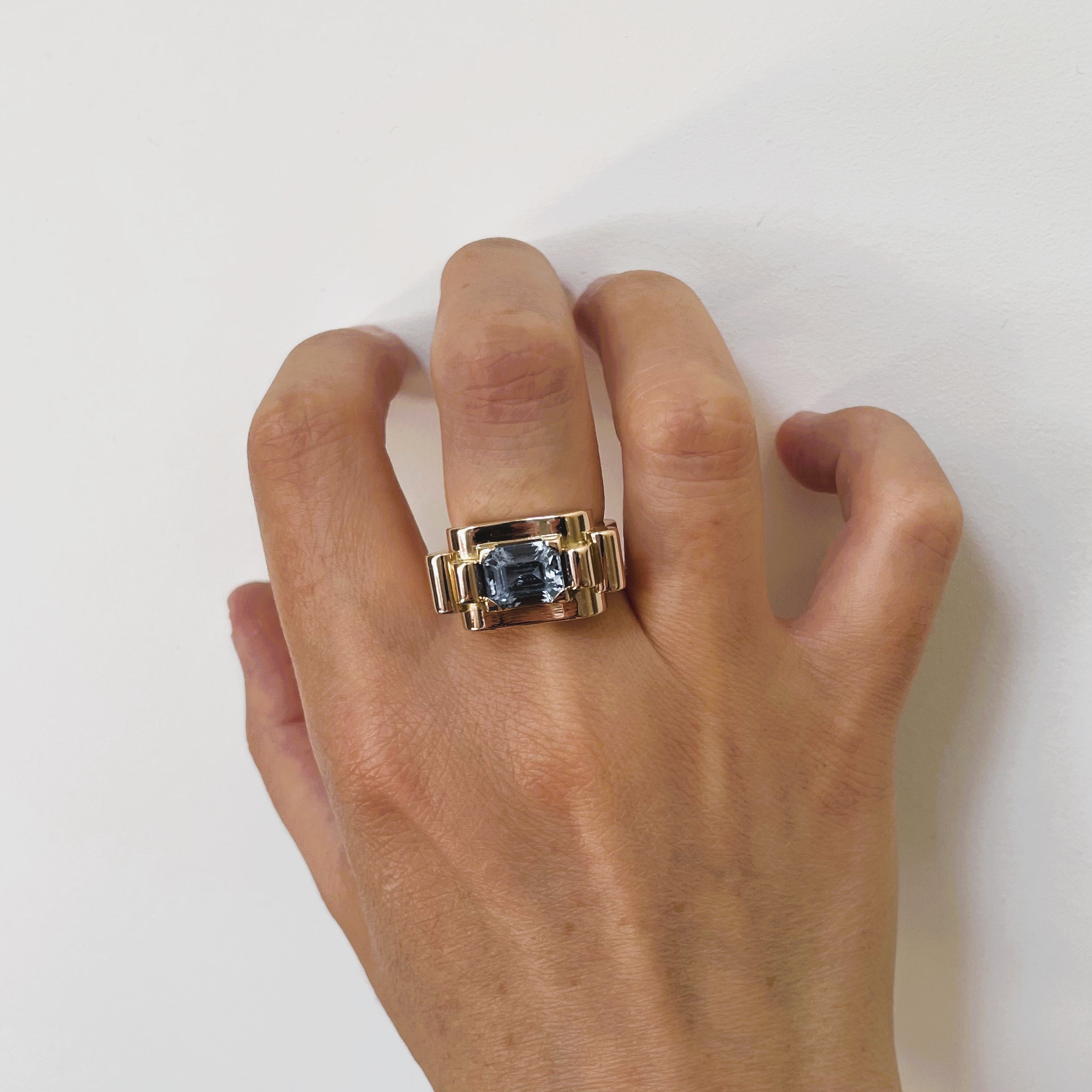 Bague Tank en or rose et spinelle bleu