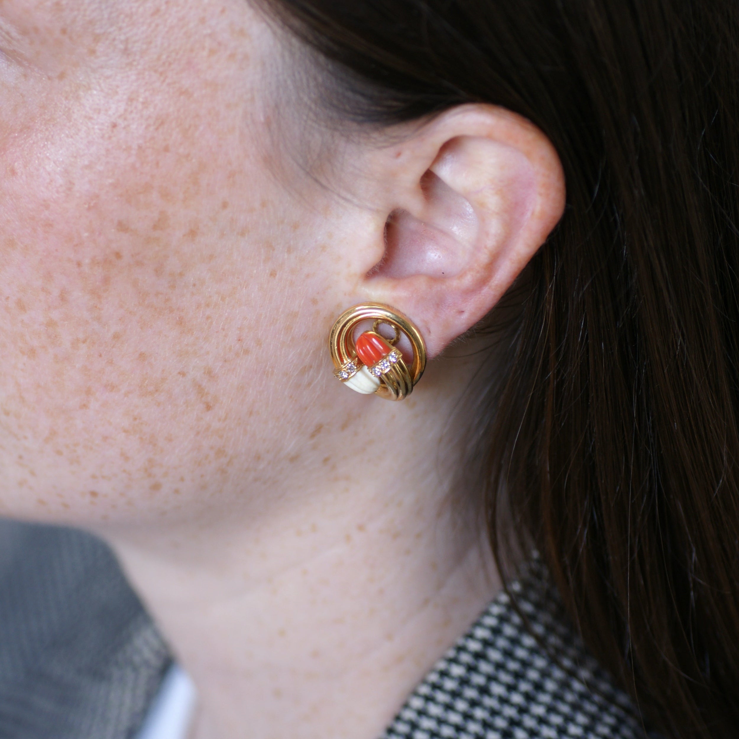 Boucles d'oreilles Clips en or jaune, corail et diamants