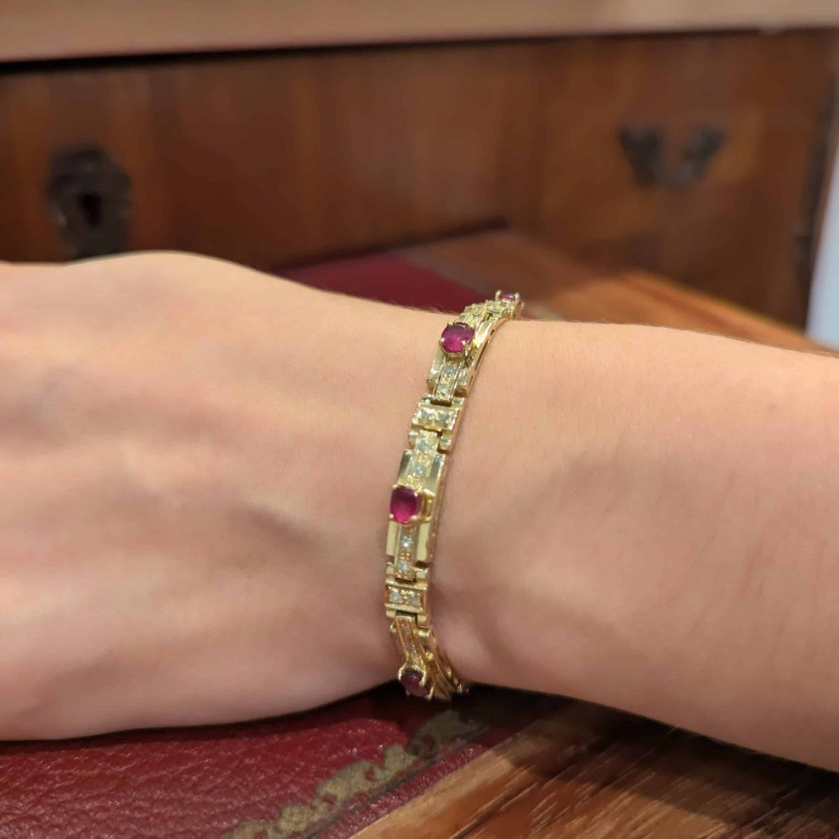 Bracelet Ligne en or jaune, rubis et diamants