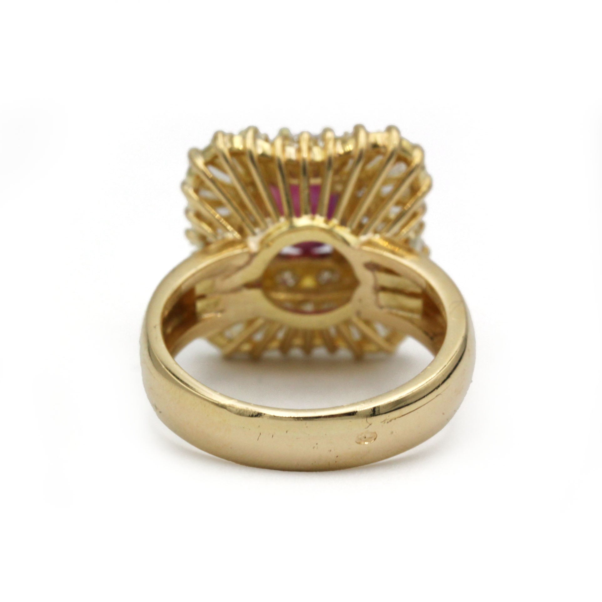 Bague Entourage en or jaune, rubis et diamants