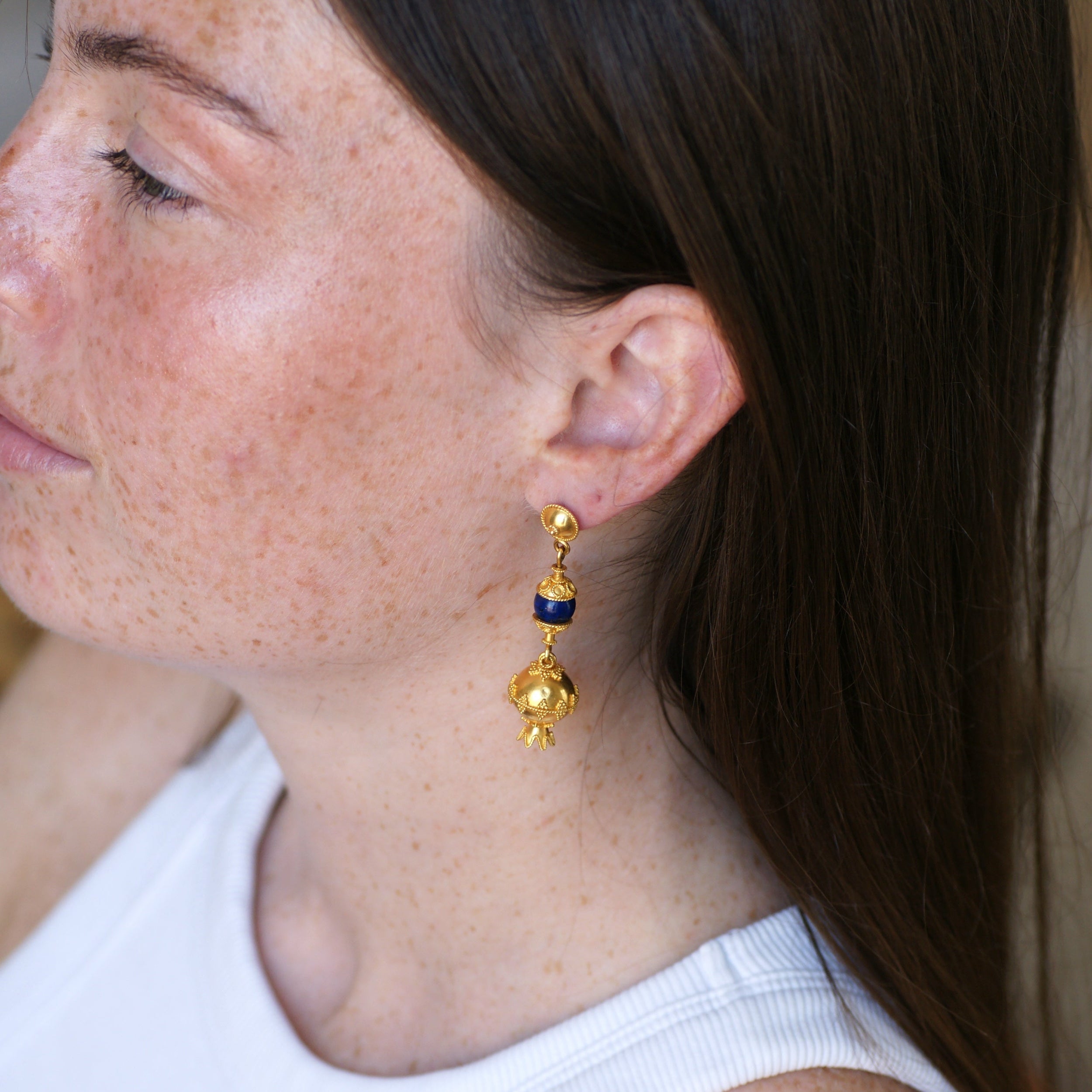 Boucles d'oreilles Pendantes en or jaune, lapis-lazuli et grenades