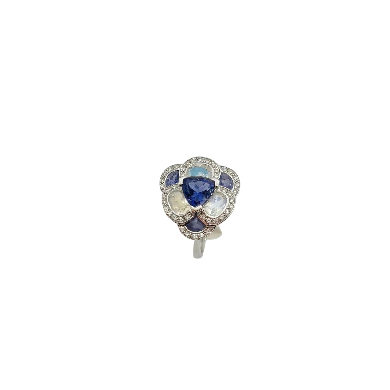 Bague Entourage ISABELLE LANGLOIS "Flora Pensée" en or blanc, pierres de lune, iolites et diamants