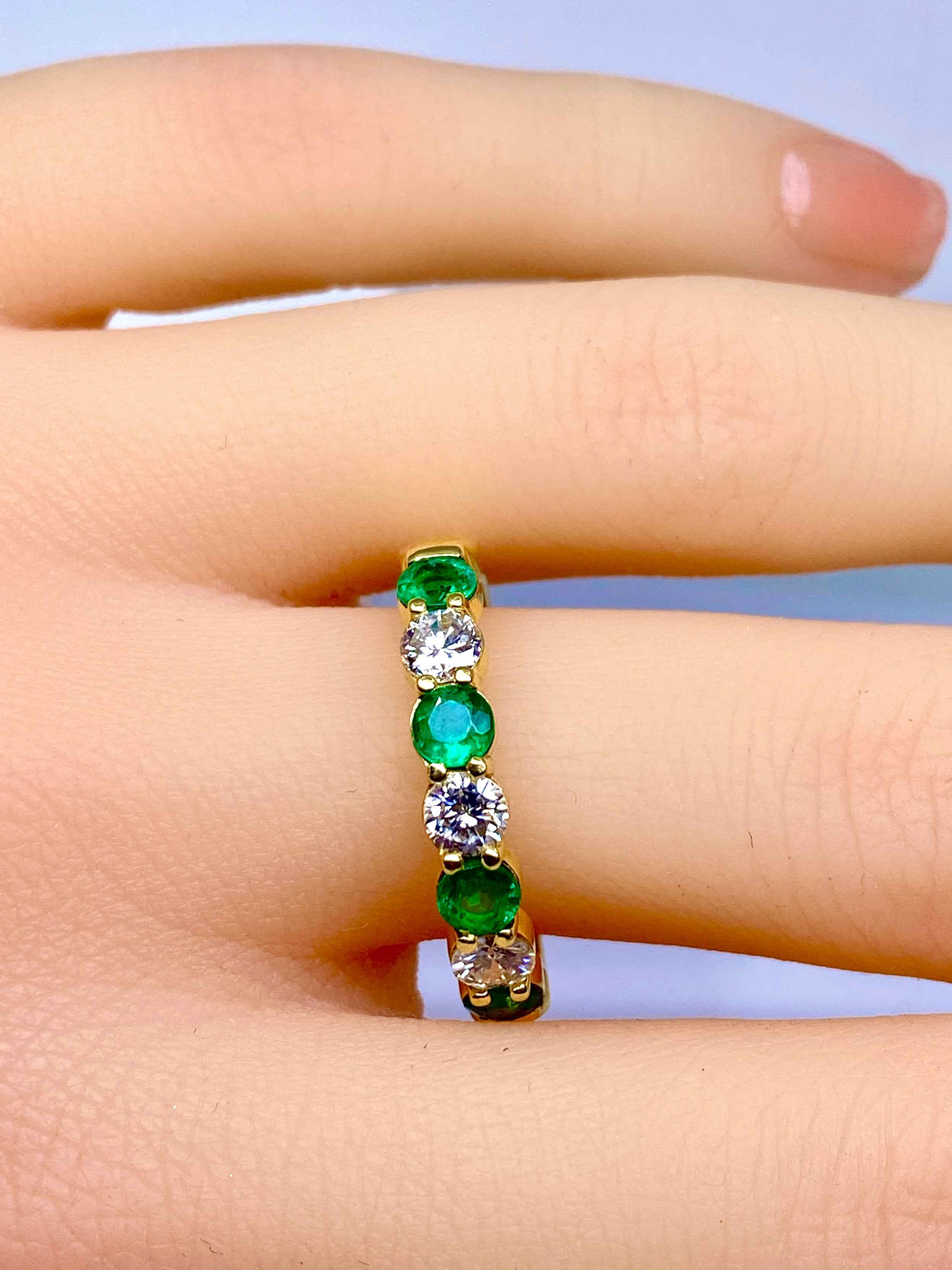 Bague Alliance en or jaune, émeraudes et diamants