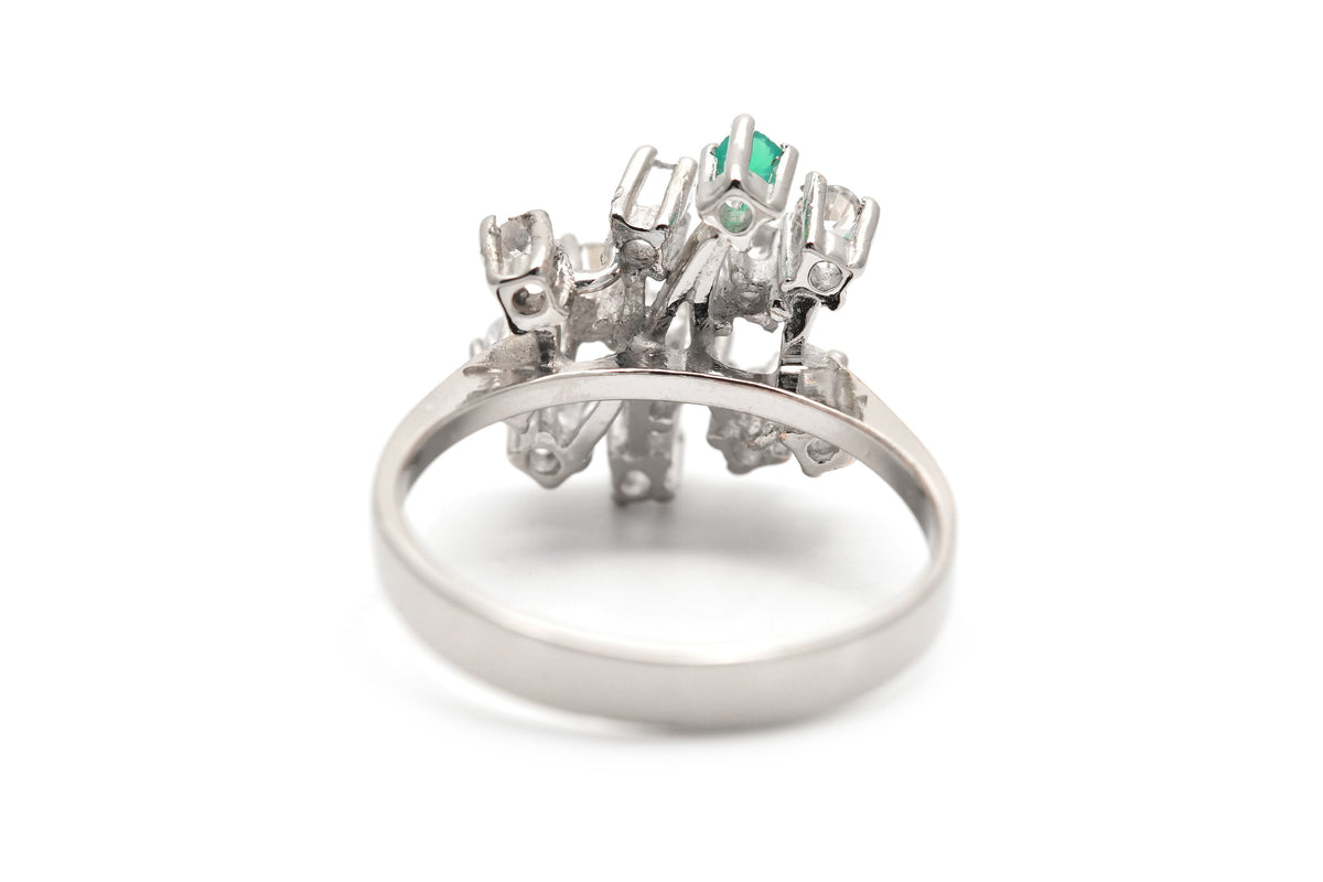 Bague en or blanc, émeraude et diamants