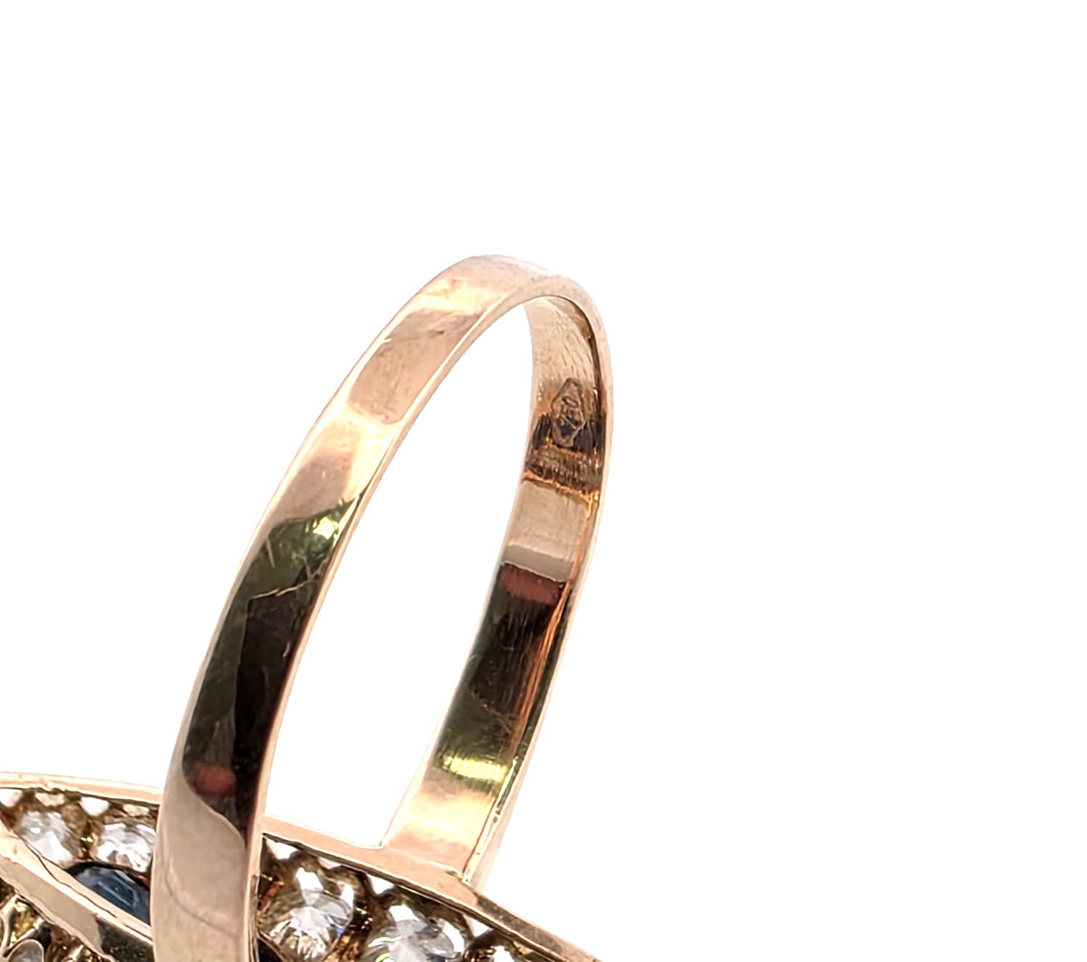 Bague Marquise en or jaune, saphirs et diamants