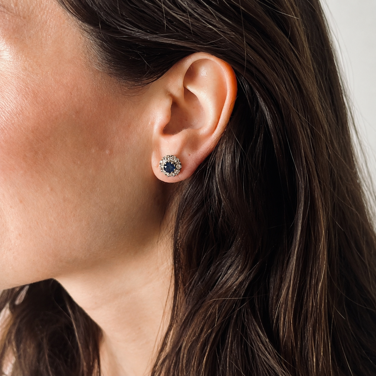 Boucles d'oreilles Puces en or jaune, platine, saphirs et diamants