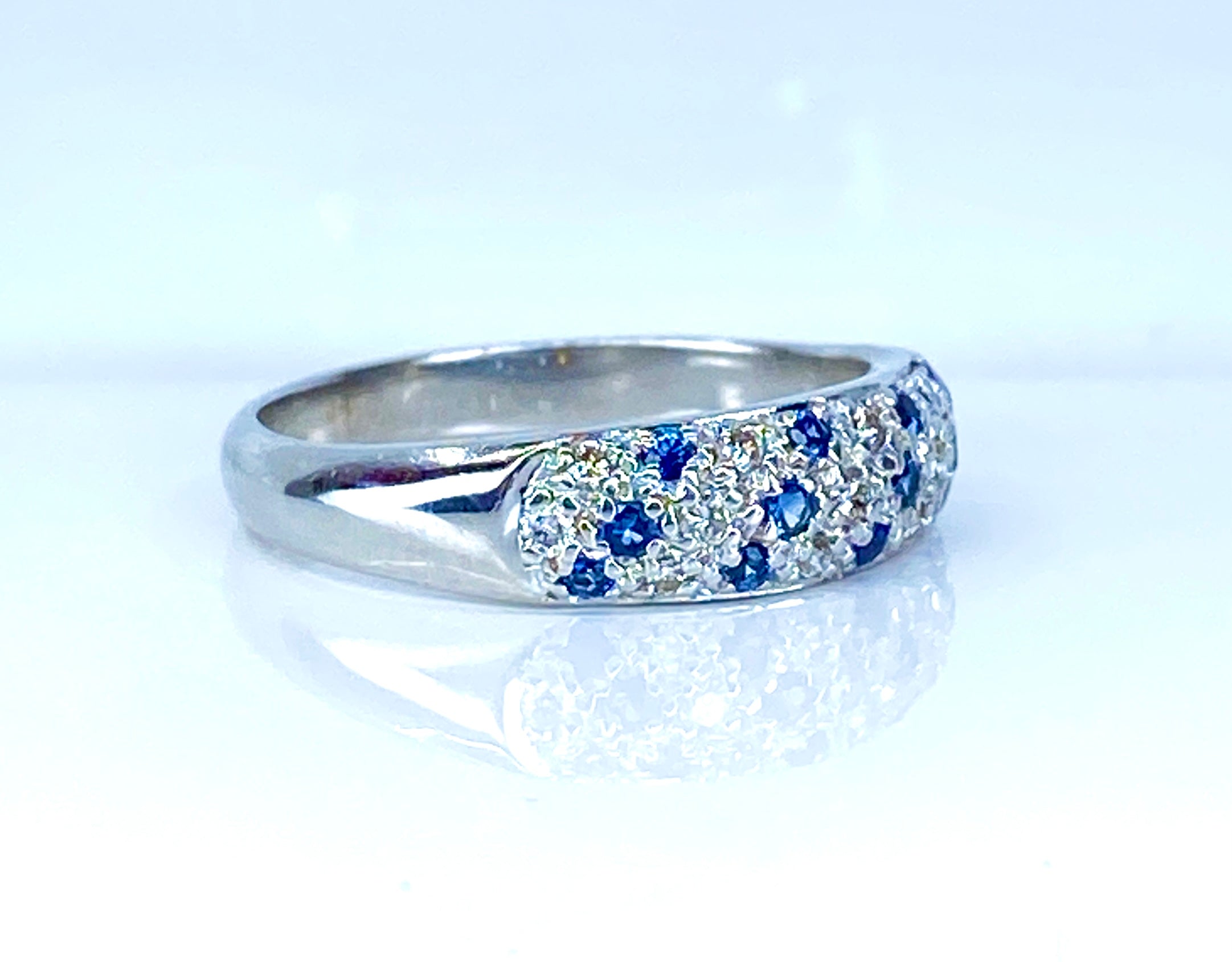 Bague Jonc en or blanc , saphirs et diamants
