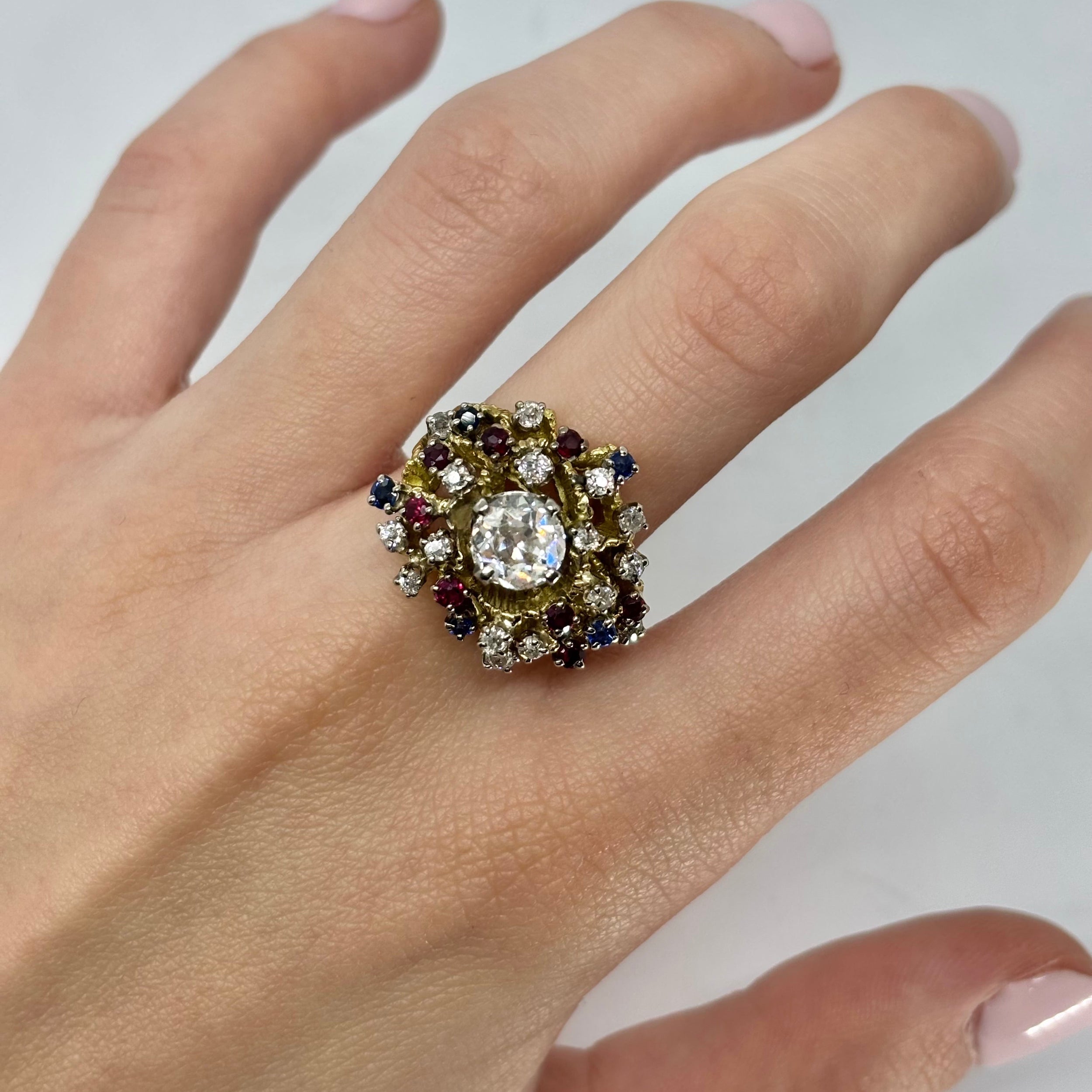 Bague ancienne or jaune, rubis, saphirs, et diamants