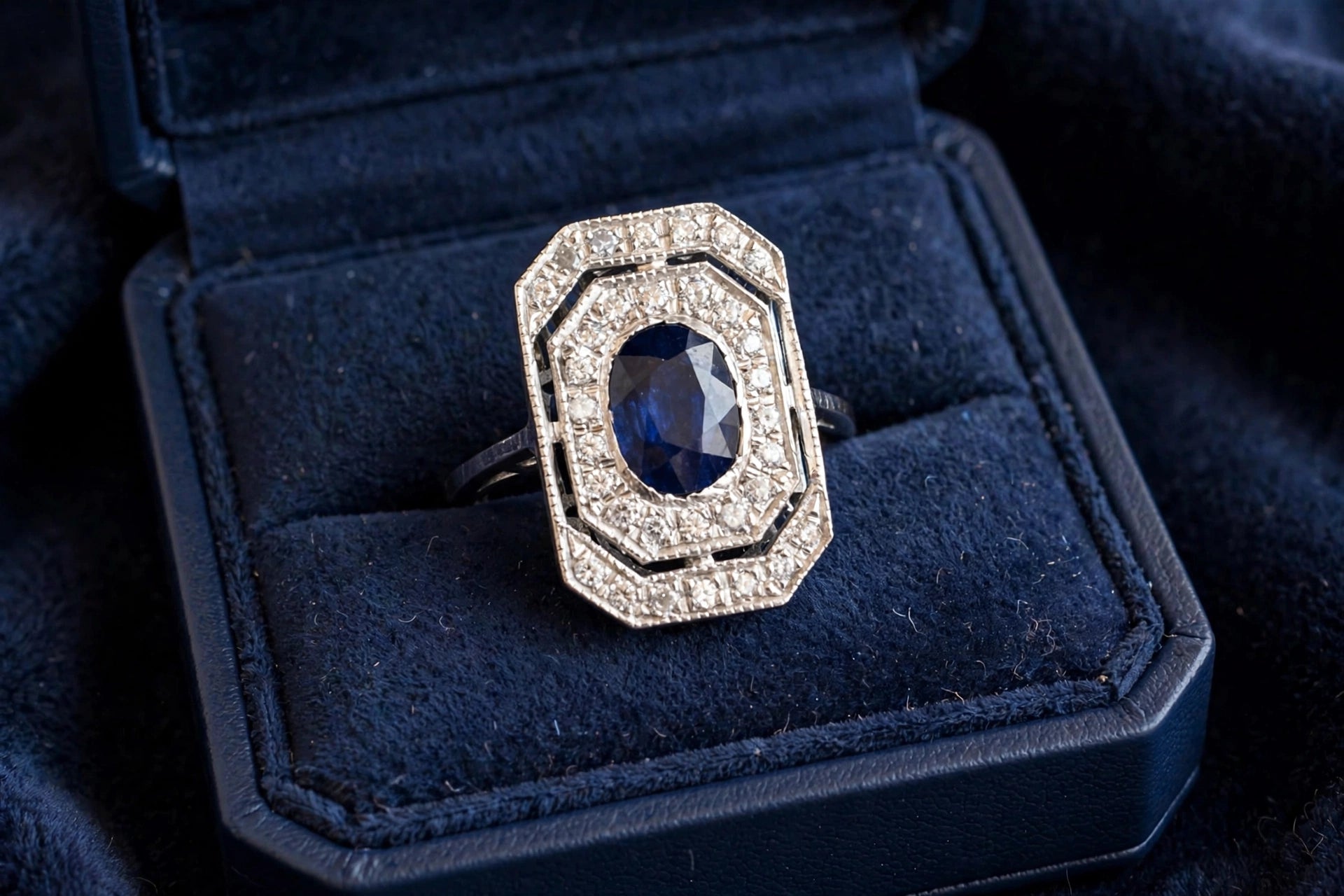 Bague Entourage en or blanc, saphir et diamants