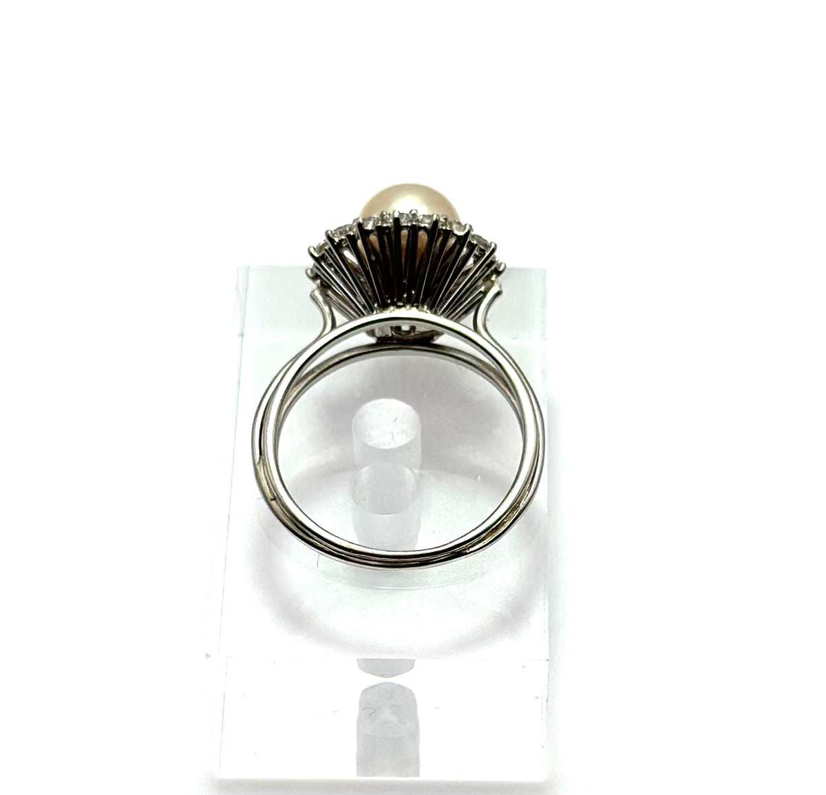 Bague Entourage en on blanc, perle et diamants