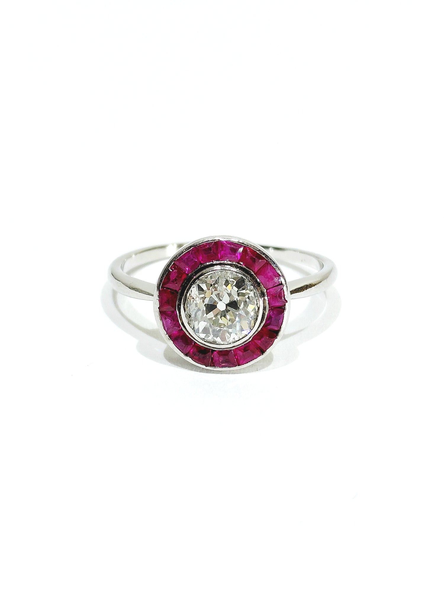 Bague Cible en platine, rubis, et diamants