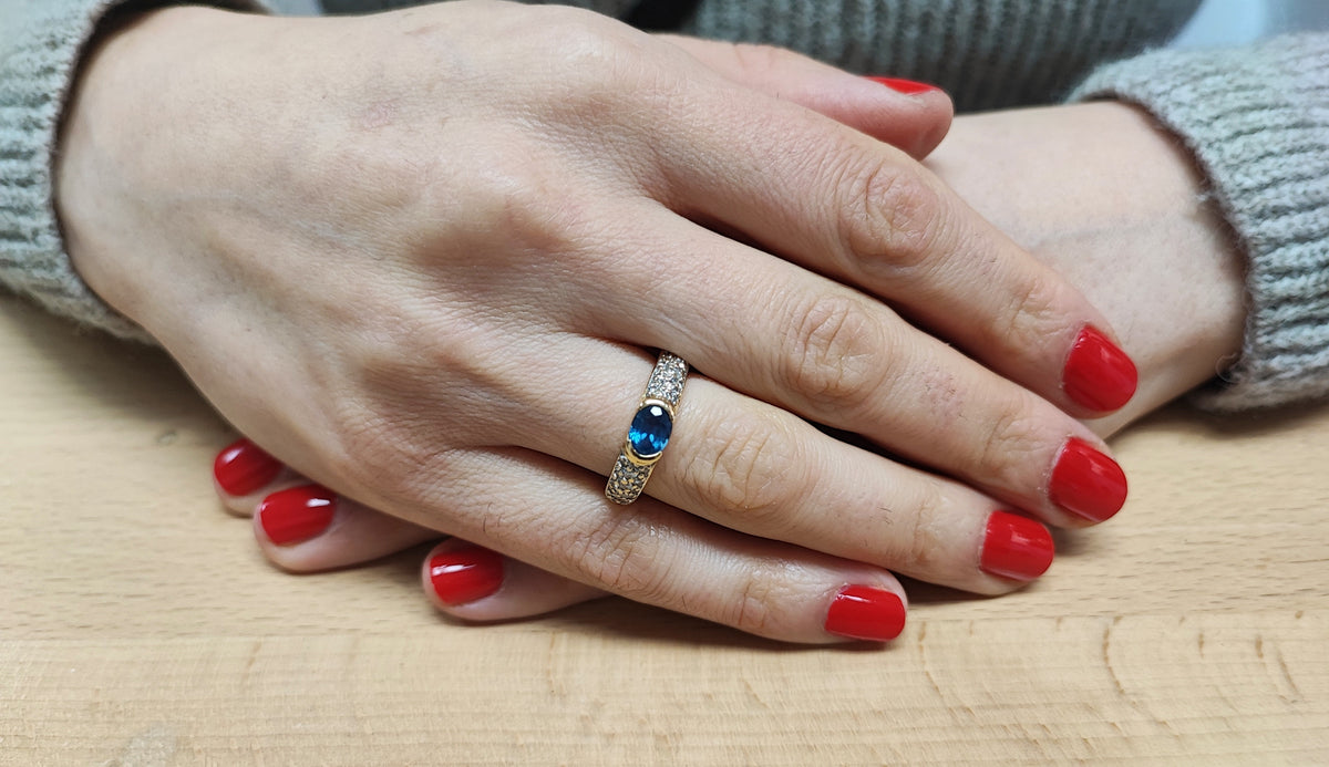 Bague Jonc en or jaune, saphir, et diamants