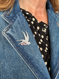 Broche "Oiseau posé sur deux fleurs" en or blanc et platine