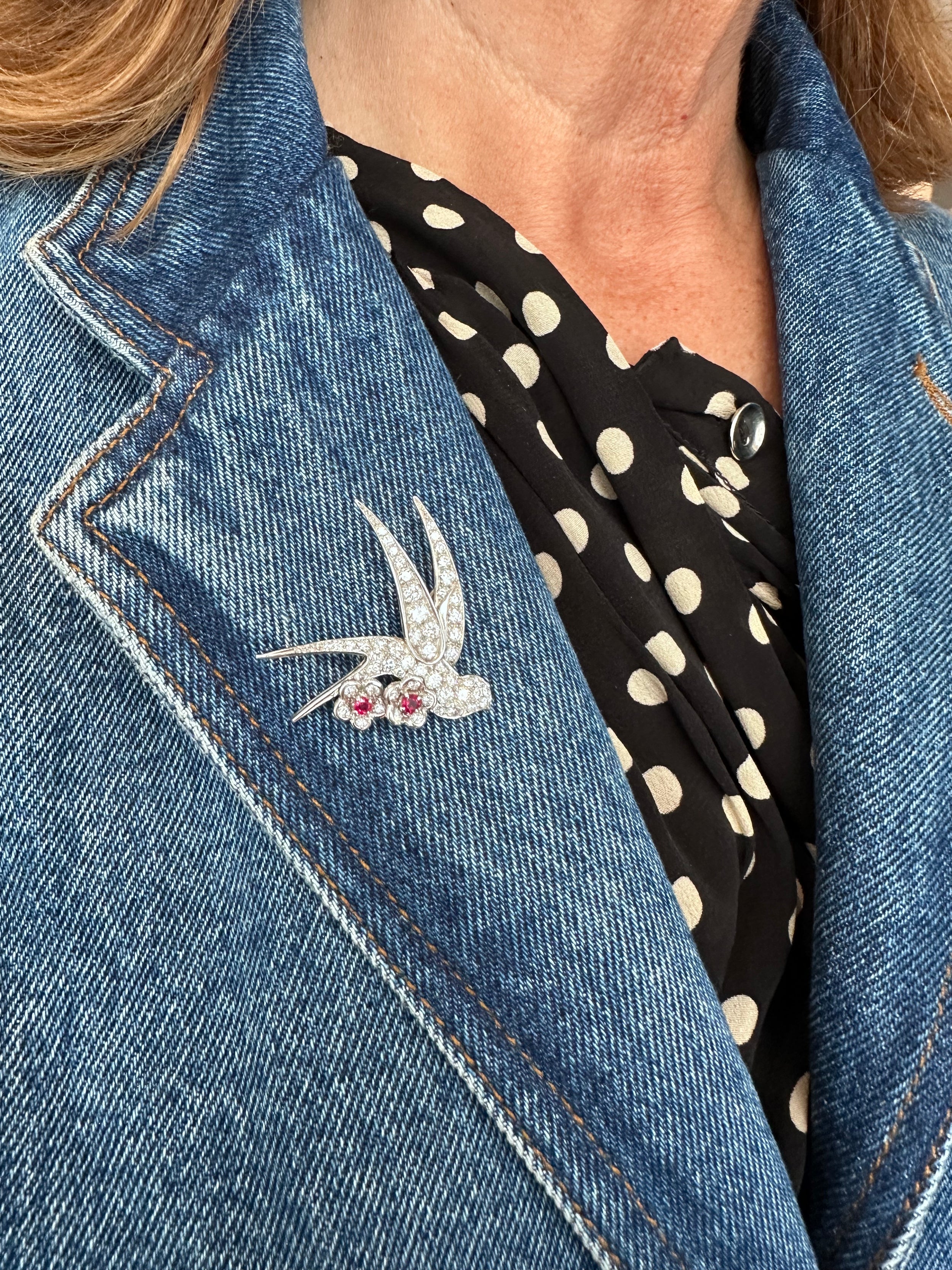 Broche "Oiseau posé sur deux fleurs" en or blanc et platine
