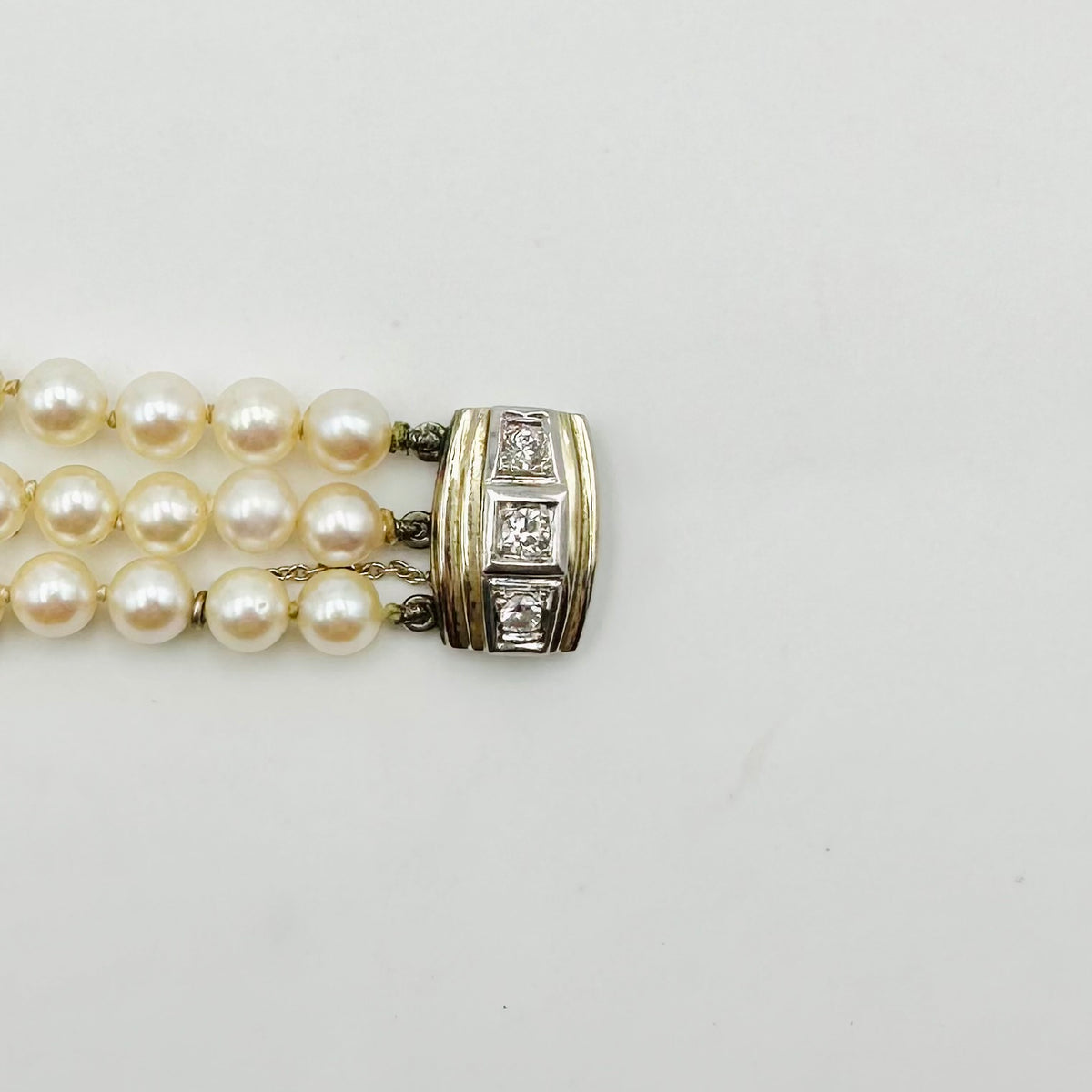 Collier de Perles trois rangs en perle de culture, or blanc et diamants