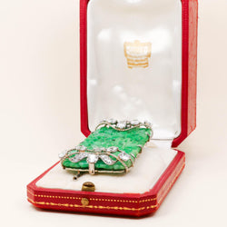 Broche Clip CARTIER en or blanc, platine, jade et diamants