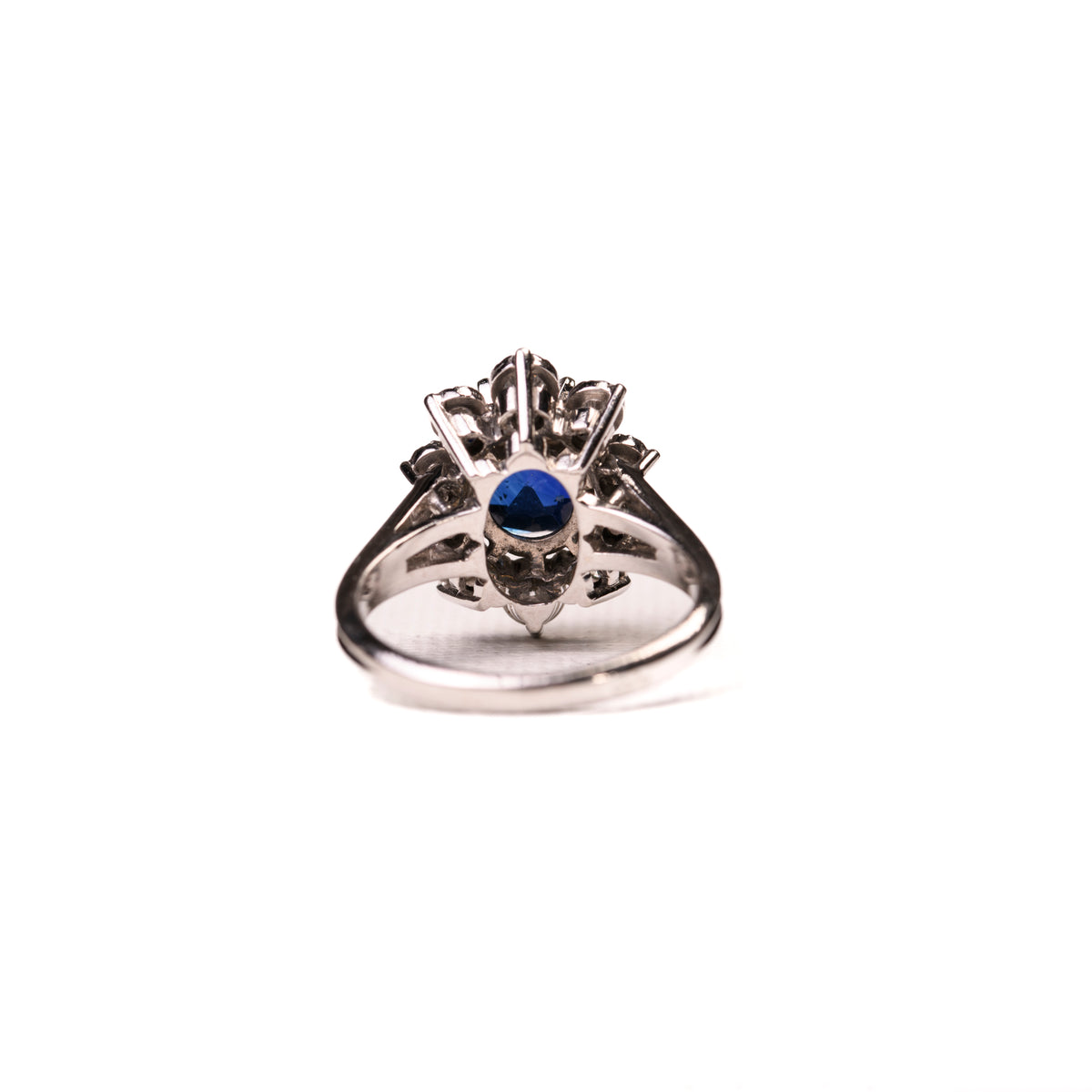 Bague Marguerite en or blanc, platine, saphir et diamants