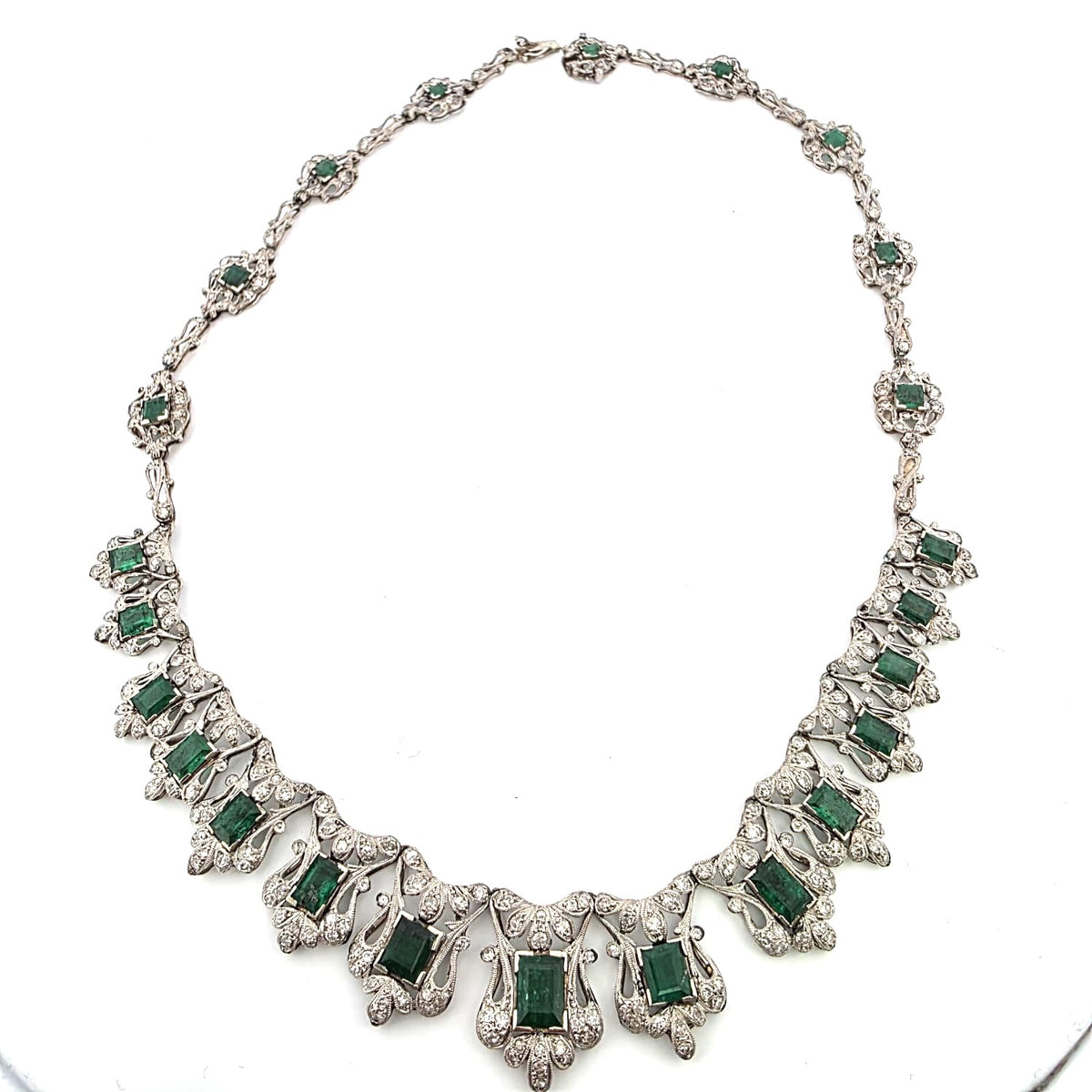 Collier Plastron en platine, émeraudes et diamants