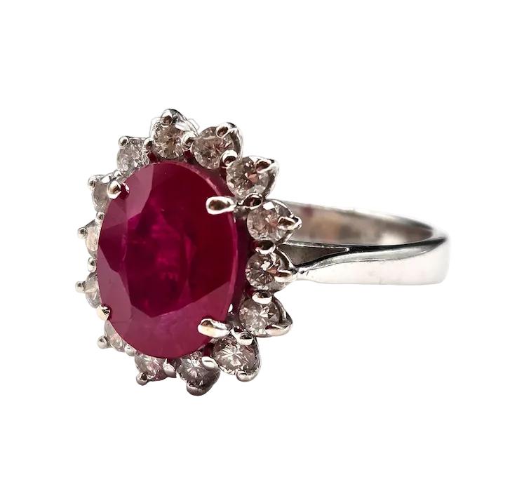 Bague Entourage en or blanc, rubis et diamants