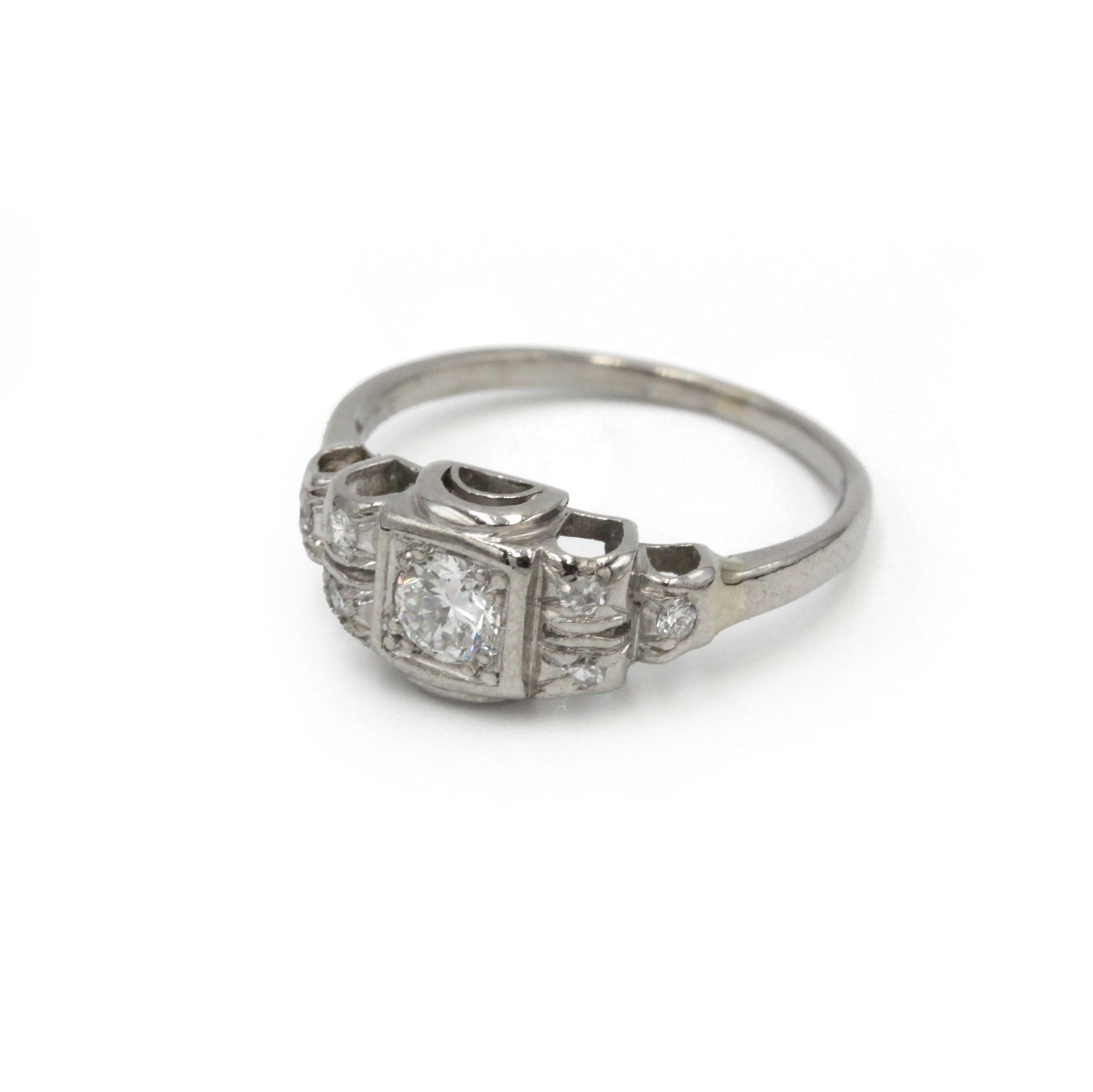 Bague Art Déco en platine et diamants