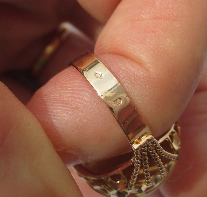 Bague A. AUGIS chevalière médaille d'amour en or jaune - Castafiore