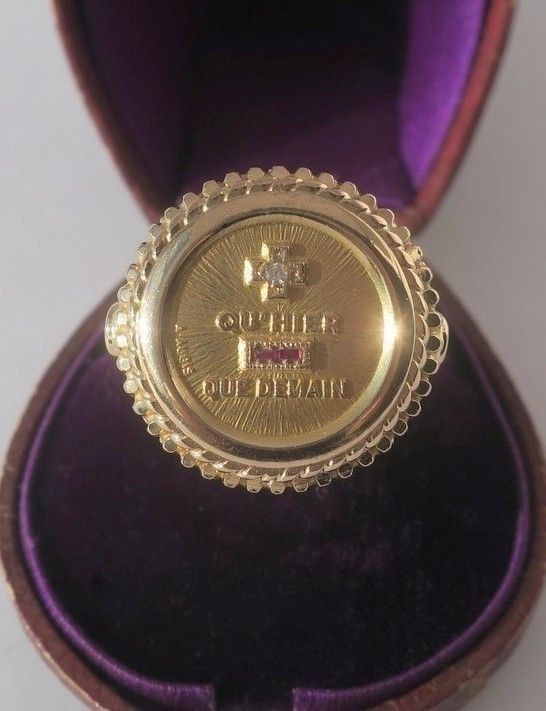 Bague A. AUGIS chevalière médaille d'amour en or jaune et diamant - Castafiore