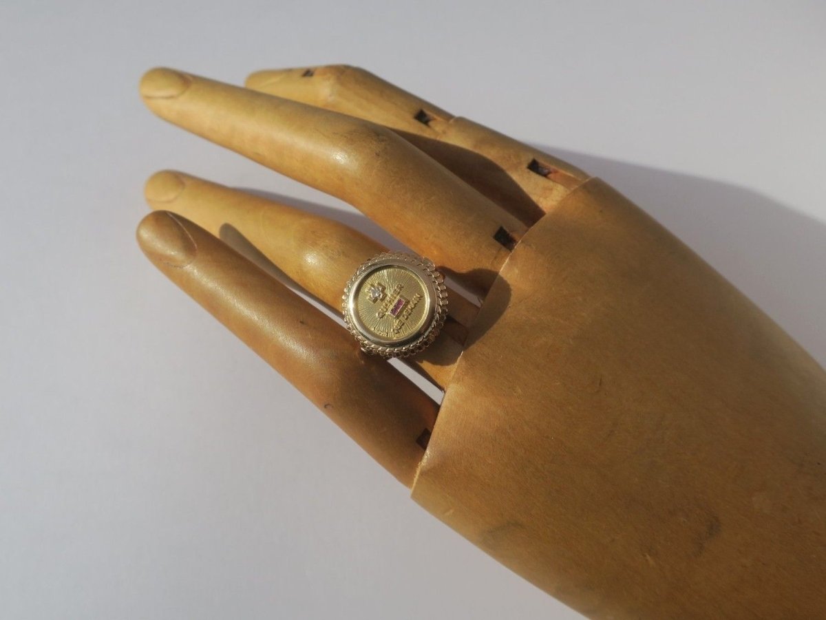Bague A. AUGIS chevalière médaille d'amour en or jaune et diamant - Castafiore