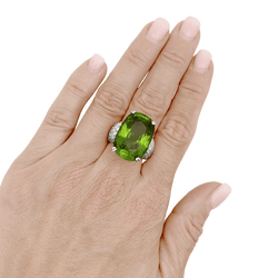 Bague ADLER en or blanc, péridot et diamants - Castafiore