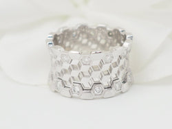 Bague ajourée en or blanc et diamants - Castafiore