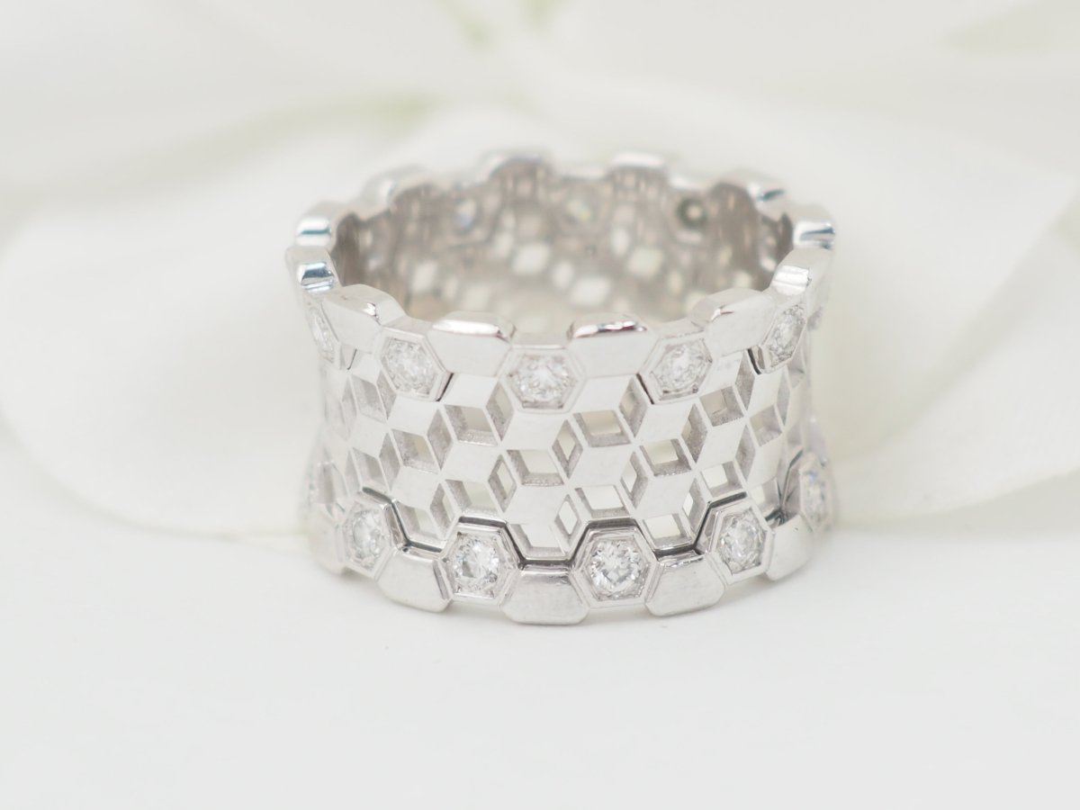 Bague ajourée en or blanc et diamants - Castafiore