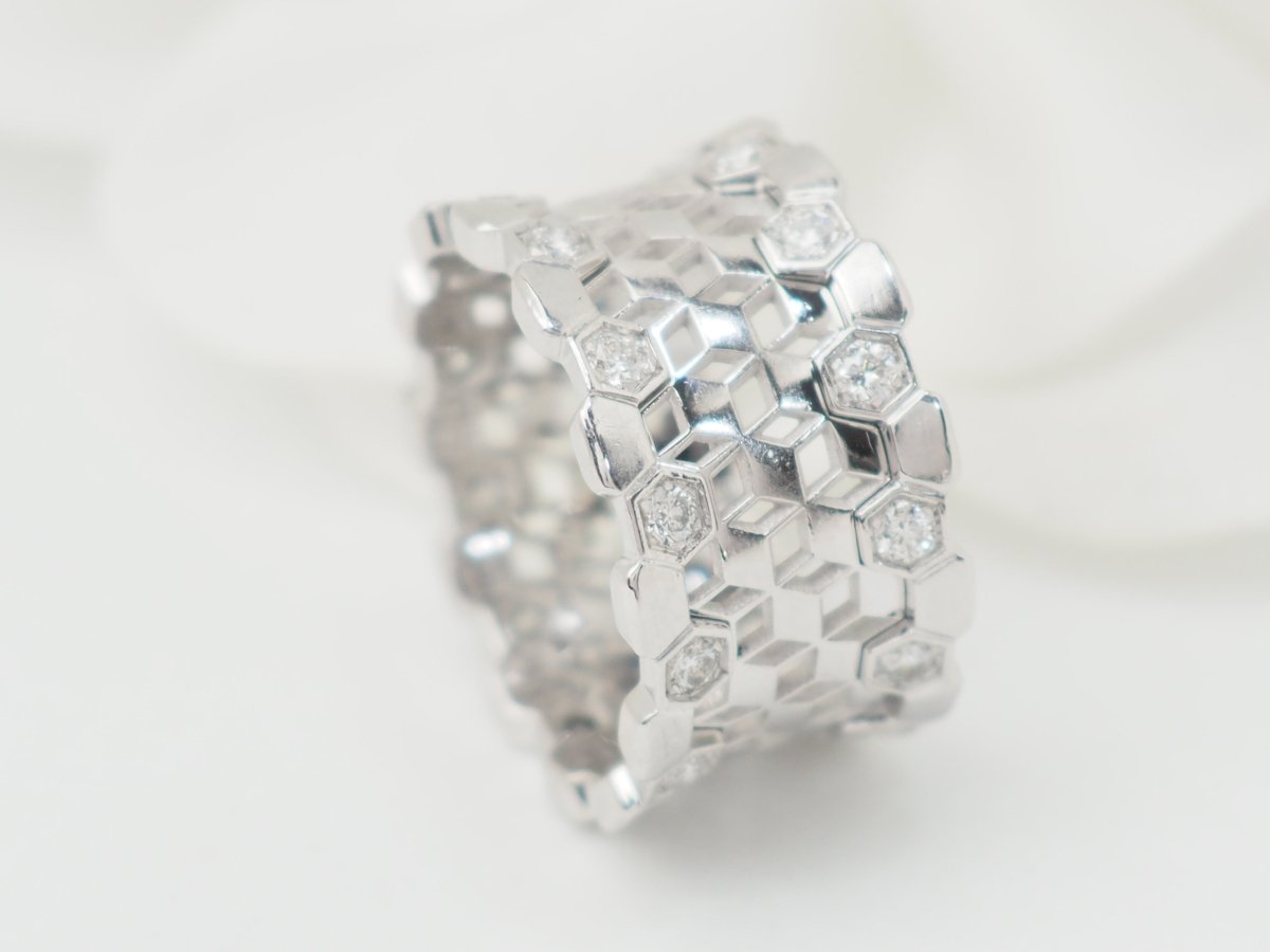 Bague ajourée en or blanc et diamants - Castafiore