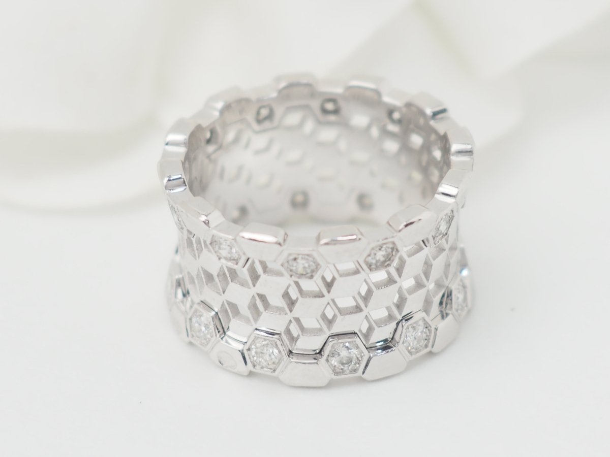 Bague ajourée en or blanc et diamants - Castafiore