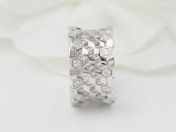 Bague ajourée en or blanc et diamants - Castafiore