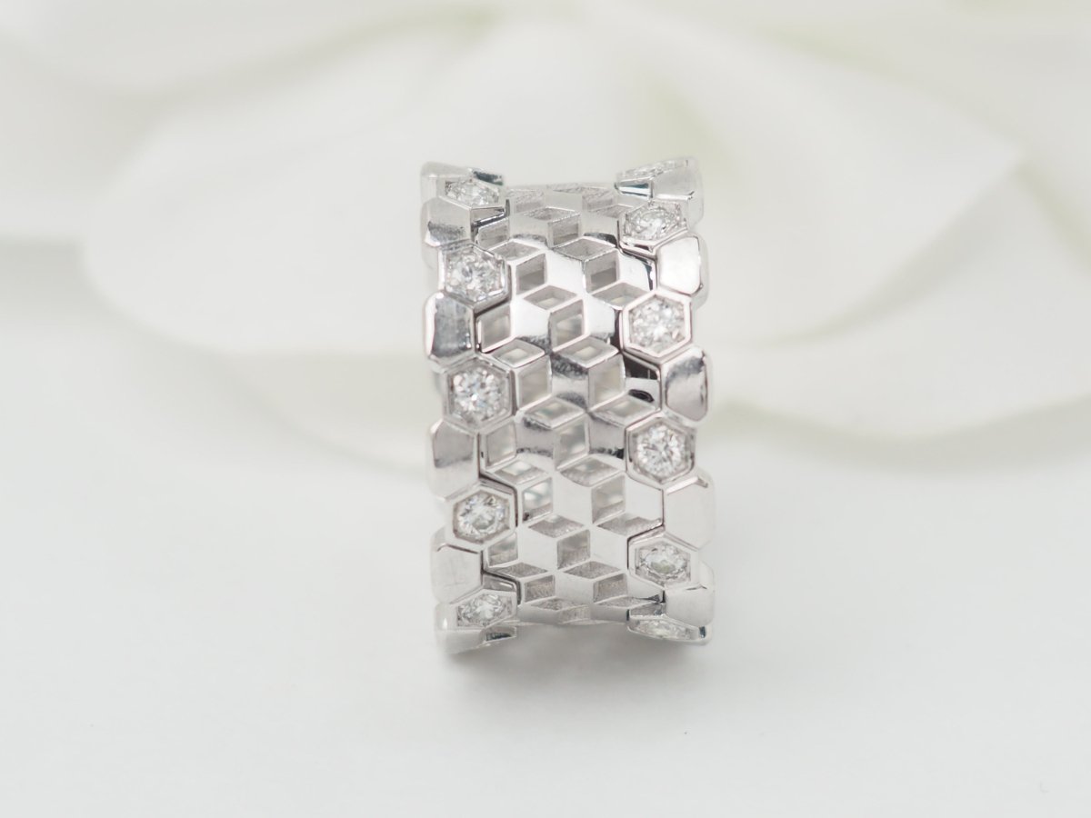 Bague ajourée en or blanc et diamants - Castafiore