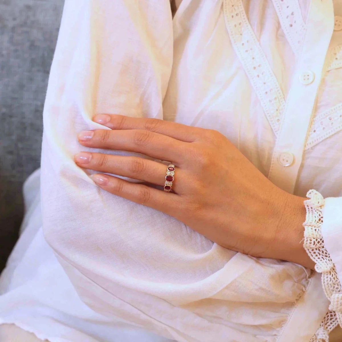 Bague Alliance en or jaune, rubis et diamants - Castafiore