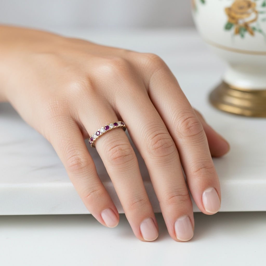 Bague Alliance en or jaune, rubis et diamants