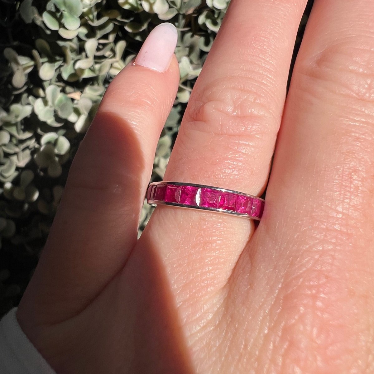 Bague Alliance Éternité Vintage en Or Blanc et Rubis Naturels - Castafiore