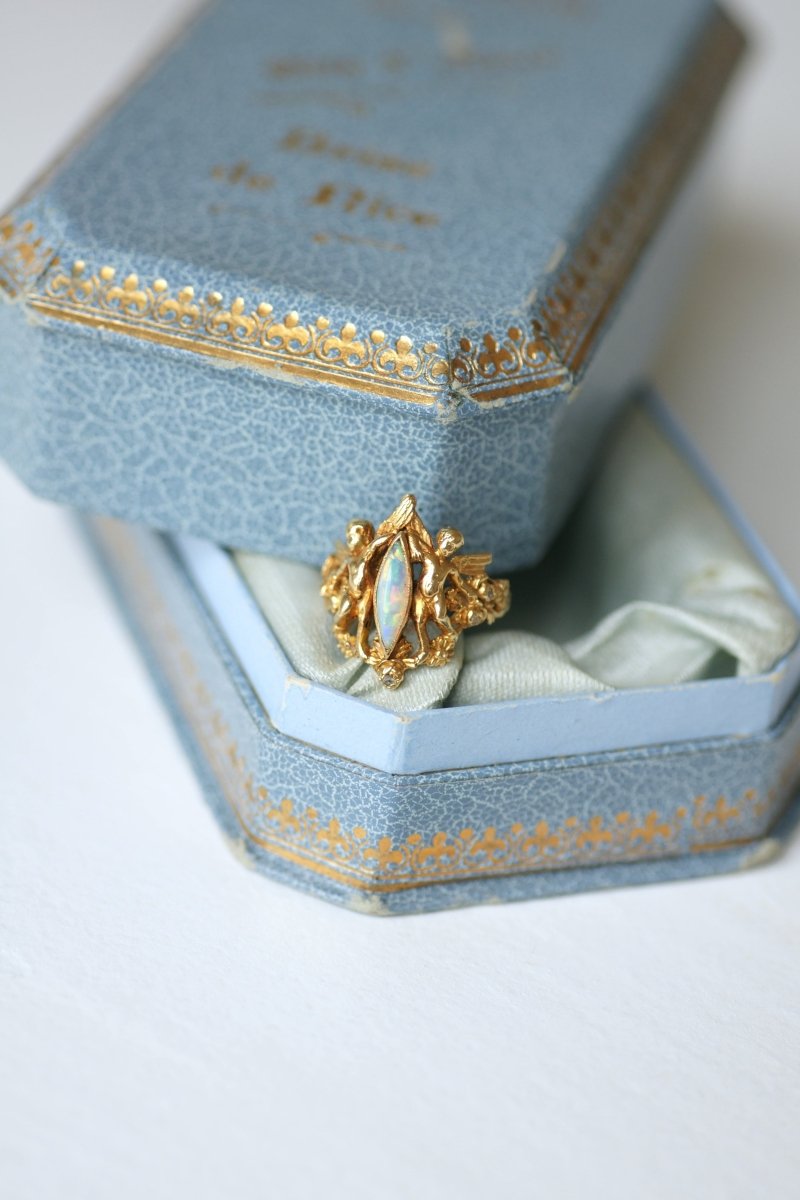 Bague Ancienne Anges Opale et Diamants sur Or Jaune - Castafiore