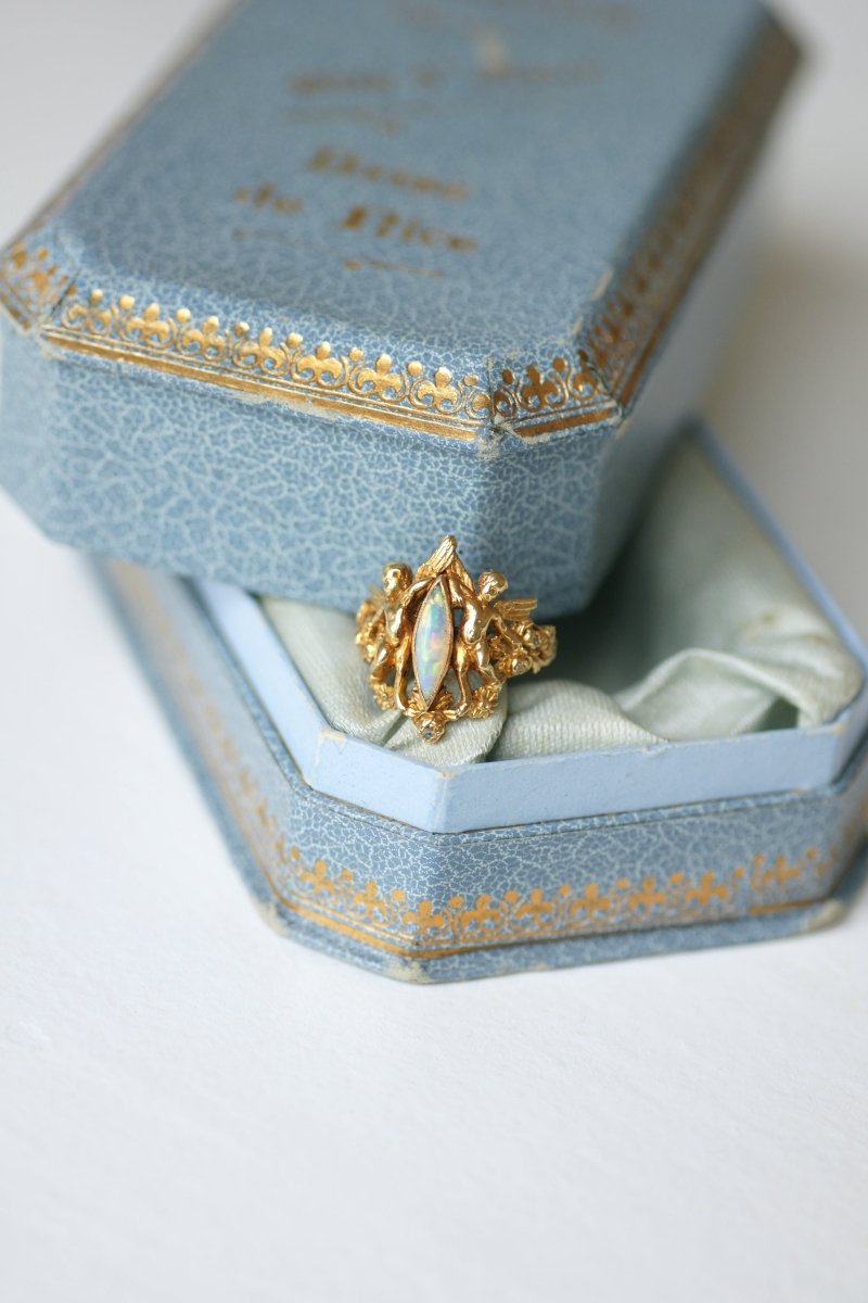 Bague Ancienne Anges Opale et Diamants sur Or Jaune - Castafiore