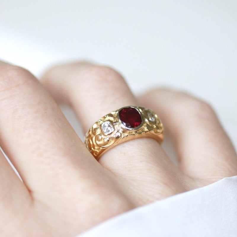 Bague ANCIENNE Bandeau en or jaune rubis et diamants - Castafiore