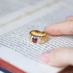 Bague ANCIENNE Bandeau en or jaune rubis et diamants - Castafiore