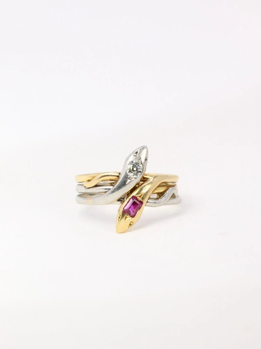 Bague ancienne deux serpents en or, diamant et rubis - XIXe siècle - Castafiore